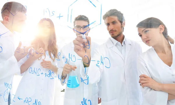 Vue générale vue à travers une planche transparente dans un laboratoire de chimie — Photo