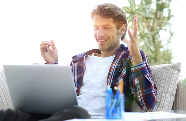 Ragazzo sorpreso che lavora con il computer portatile da casa. concetto di freelanc — Foto Stock