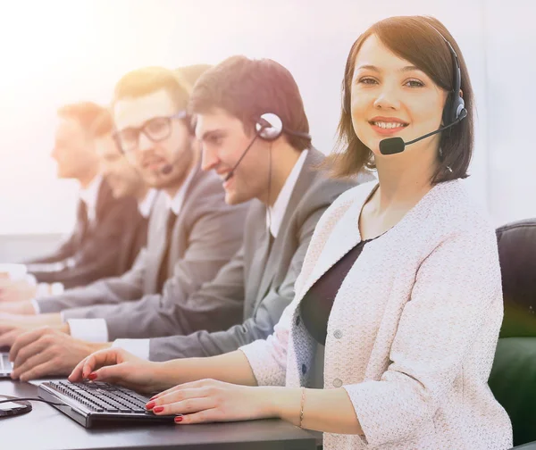 Mujer representante de servicio al cliente y colegas en el cal — Foto de Stock