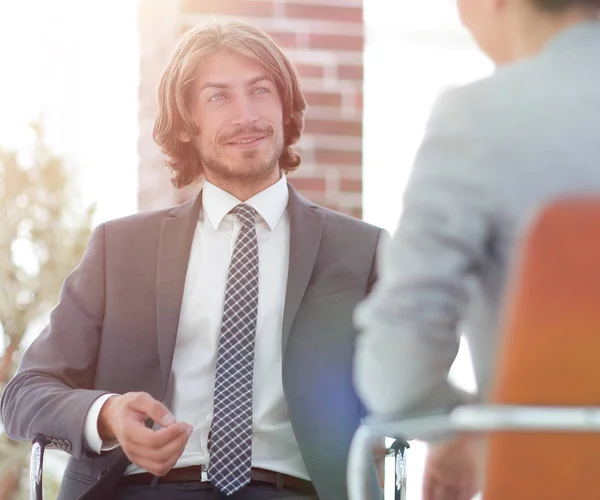 Une conversation détendue entre un homme et une femme au bureau — Photo