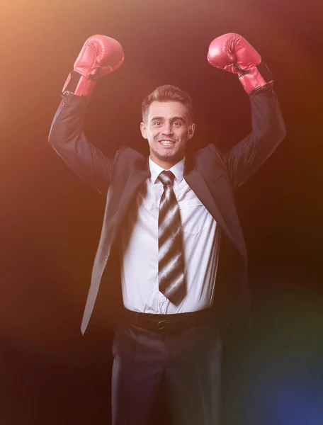 Exitoso hombre de negocios en guantes de boxeo rojos — Foto de Stock