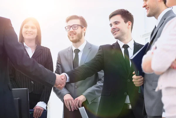 Handshake affärspartners innan affärsmöte — Stockfoto