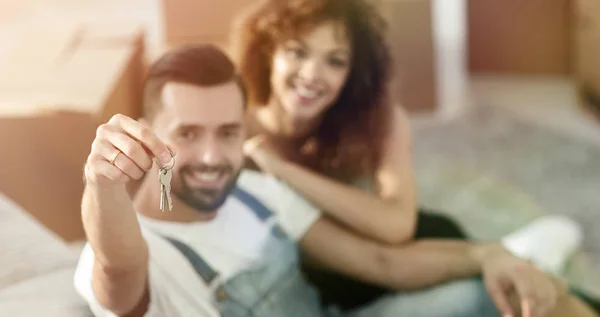 Jovem casal com uma chave para um novo apartamento . — Fotografia de Stock