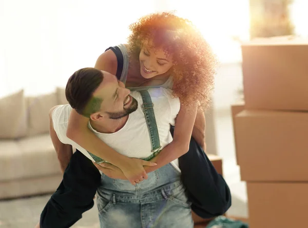 Femme et mari sont heureux de déménager dans une nouvelle maison . — Photo