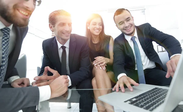 Closeup.Business team kijken naar laptop — Stockfoto