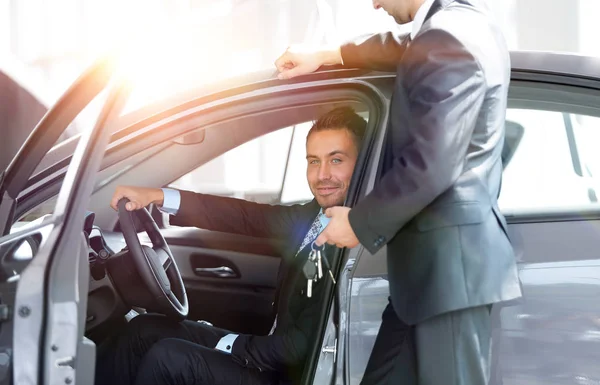 Úspěšný podnikatel, přijímání klíče k autu na obrazovc — Stock fotografie