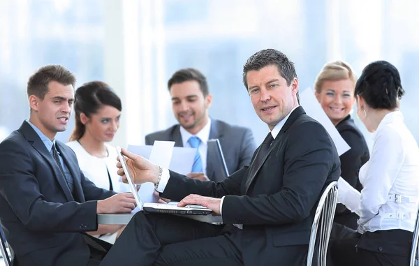 Equipo empresarial que discute los términos de un contrato financiero — Foto de Stock