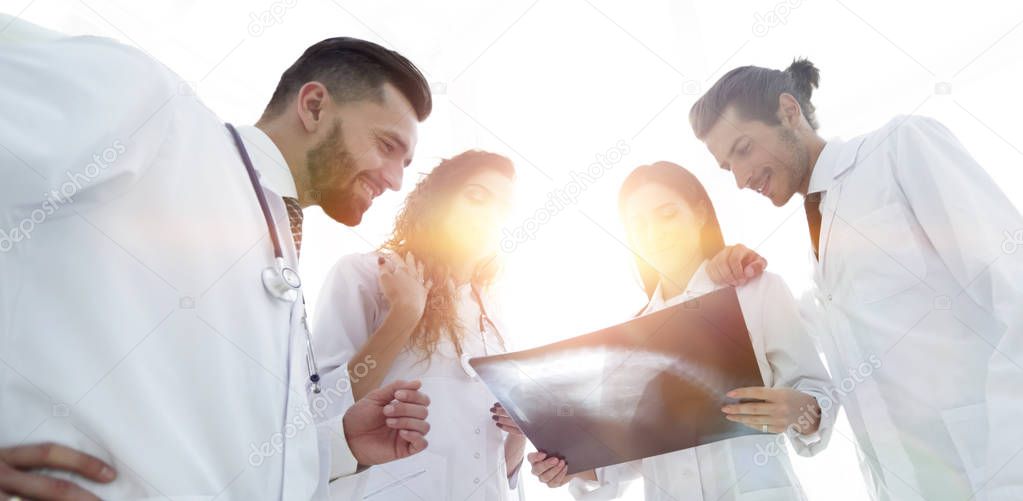 group of doctors discussing an x-ray