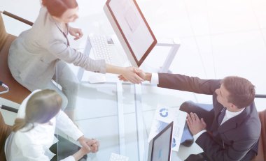 En baştan görüntüleyin. el sıkışma işadamı ve Memur yukarıdaki 