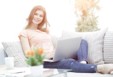 laptop.the arka plan resmi olan bir genç kadın portresi