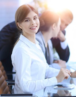 Masada oturan genç bir çalışan.