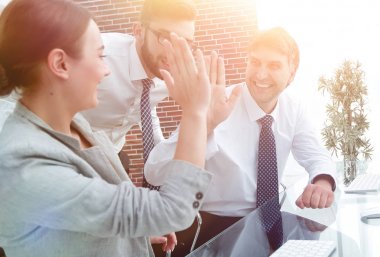 Dost canlısı iş ekibi başarısını gösterdi