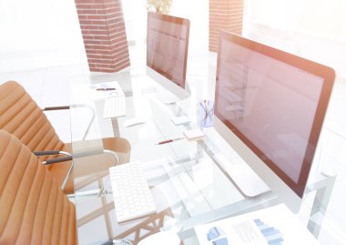 şık çalışma alanı ile modern ofis içinde bilgisayar