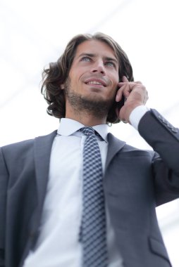 Mobil .isolated beyaz üzerine konuşurken işadamı.