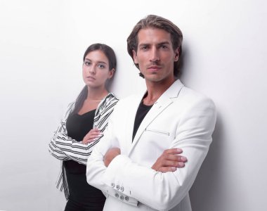 üzgün çift beyaz duvara yaslanmış