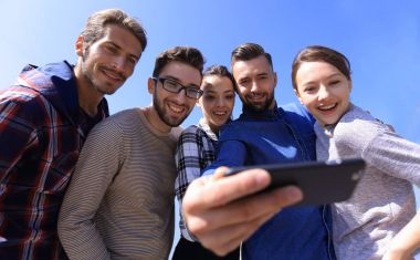 Bir grup genç selfie çekiyor..