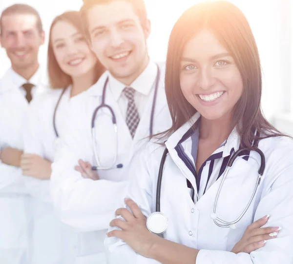 Médica com grupo de colegas felizes e bem sucedidos — Fotografia de Stock