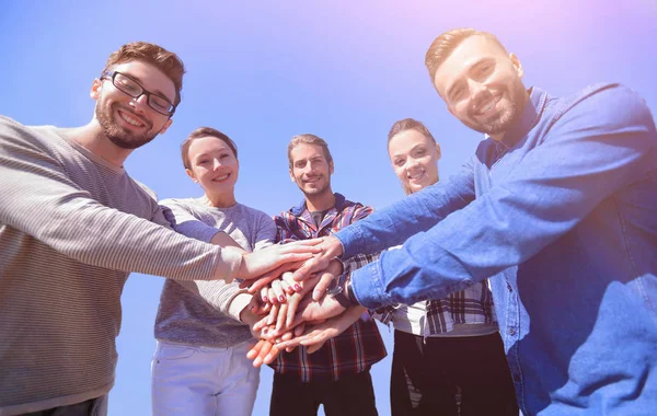 Konzept der Teamarbeit. Geschäftsleute schlossen sich zusammen — Stockfoto