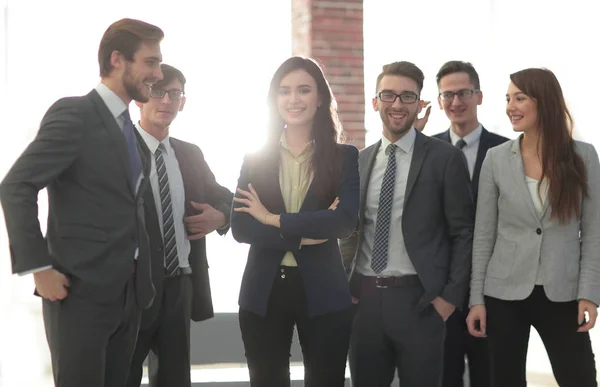 Retrato de hombres de negocios mirando a la cámara con una mujer líder — Foto de Stock