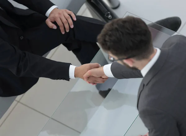 Handshake Manager y el cliente en la oficina —  Fotos de Stock