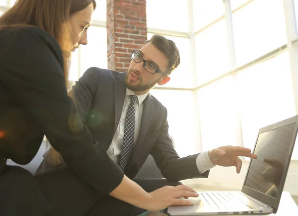 Par av unga formgivare som arbetar på moderna kontor — Stockfoto