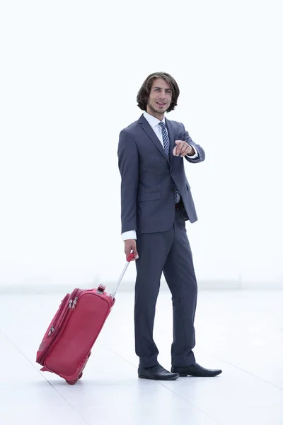 Homem de negócios com uma mala uma estrada, apontando para a frente — Fotografia de Stock