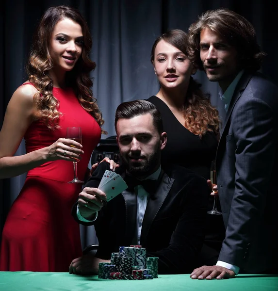 Grupo adulto celebra uma vitória amigos no poker — Fotografia de Stock