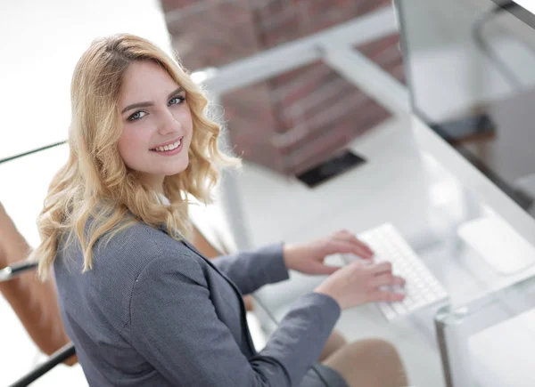 Business woman typing on computer keyboard — Stock Photo, Image