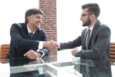 İş ortakları sözleşme tartıştıktan sonra el sallamak