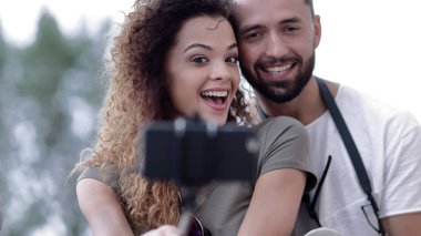 Erkek ve dişi bir kasabada motorlu scooter.