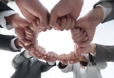 Bir grup insan el ele verdi.