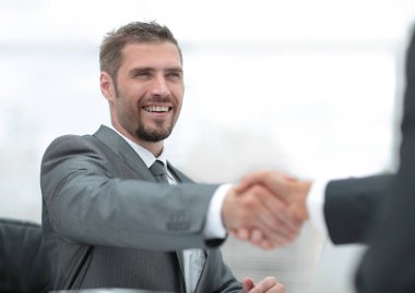 tatlı .handshake bir masa üzerine iş ortakları