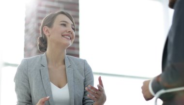 bir erkek ve bir kadın ofiste rahat konuşma