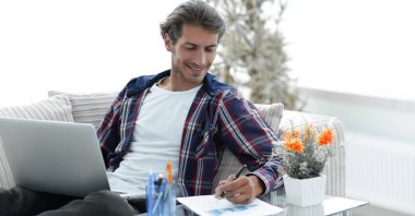 Kendine güvenen adam evden dizüstü bilgisayar ile çalışma. freelancing kavramı