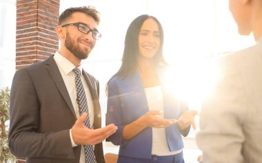 İş ekibi iş planlarını tartışıyor.