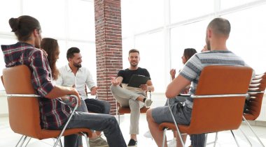 fikirleri tartışmak iş takım