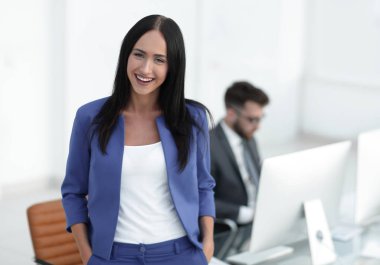 başarılı genç iş kadını çekici emin gülümseme ile