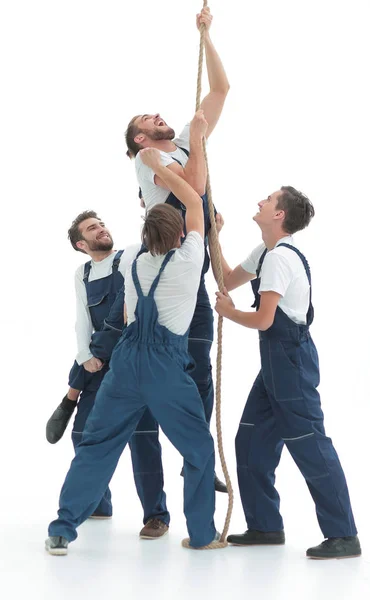 Grupp arbetare hjälpa följeslagaren att klättra upp — Stockfoto