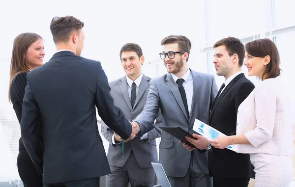 Welcome and handshake of business partners on the briefing — Stock Photo, Image
