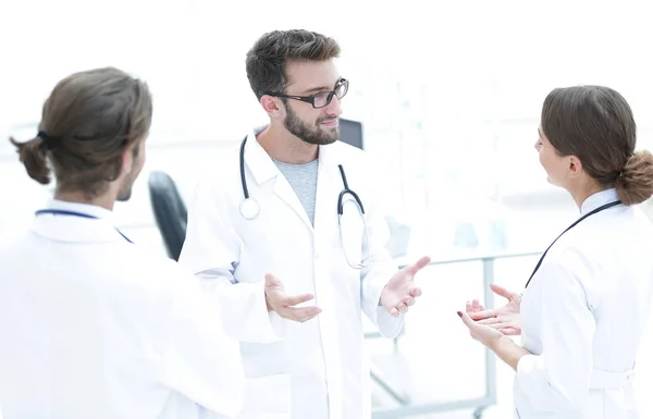 Pessoal médico discutir em um quarto de hospital moderno — Fotografia de Stock