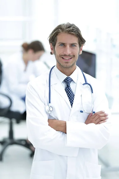 Guapo médico masculino sonriendo con los brazos cruzados en el retrato del pecho —  Fotos de Stock