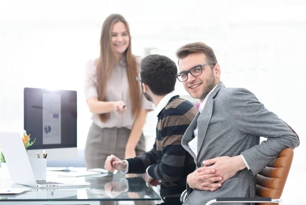 Homme d'affaires assis à son bureau — Photo