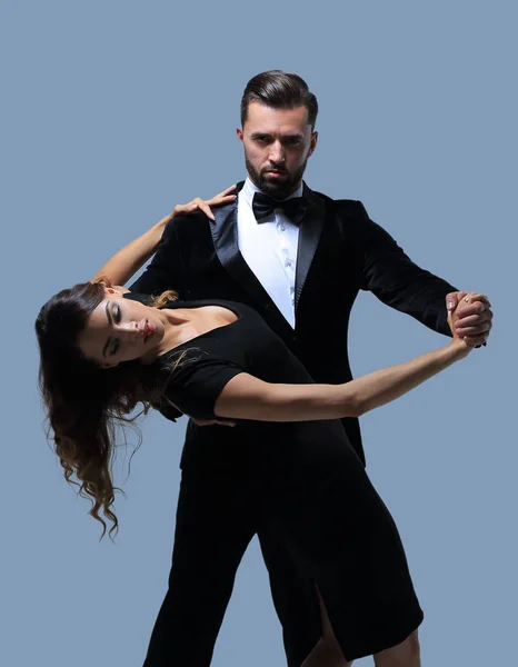 Porträt eines jungen Paares, das vor grauem Hintergrund tanzt — Stockfoto