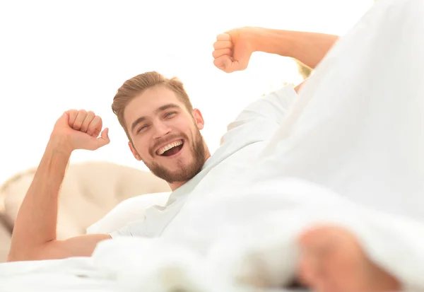 Glücklicher Mann, der sich im Schlafzimmer ausruht — Stockfoto