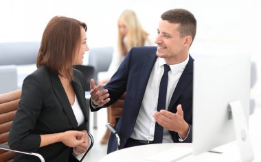 deneyimli çalışanları iş sorunlarını tartışıyor .