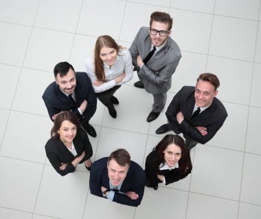 Yukarıdan bak. Genç ve gelecek vaat eden iş adamları
