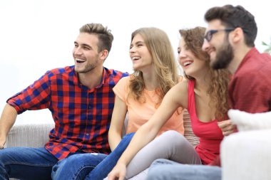 kanepede oturan neşeli arkadaş grubu