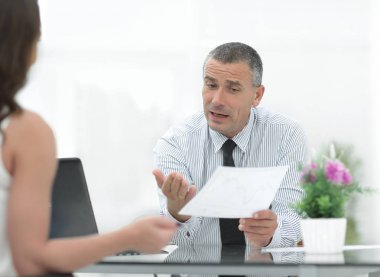 portre. Yöneticisi istemci ile sözleşmenin koşulları açıklar.