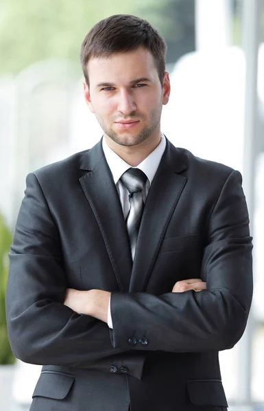 Exitoso empresario de pie cerca de la ventana en la oficina . — Foto de Stock