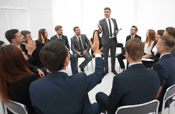 Skilled coach asks questions to the participants of the training. — Stock Photo, Image